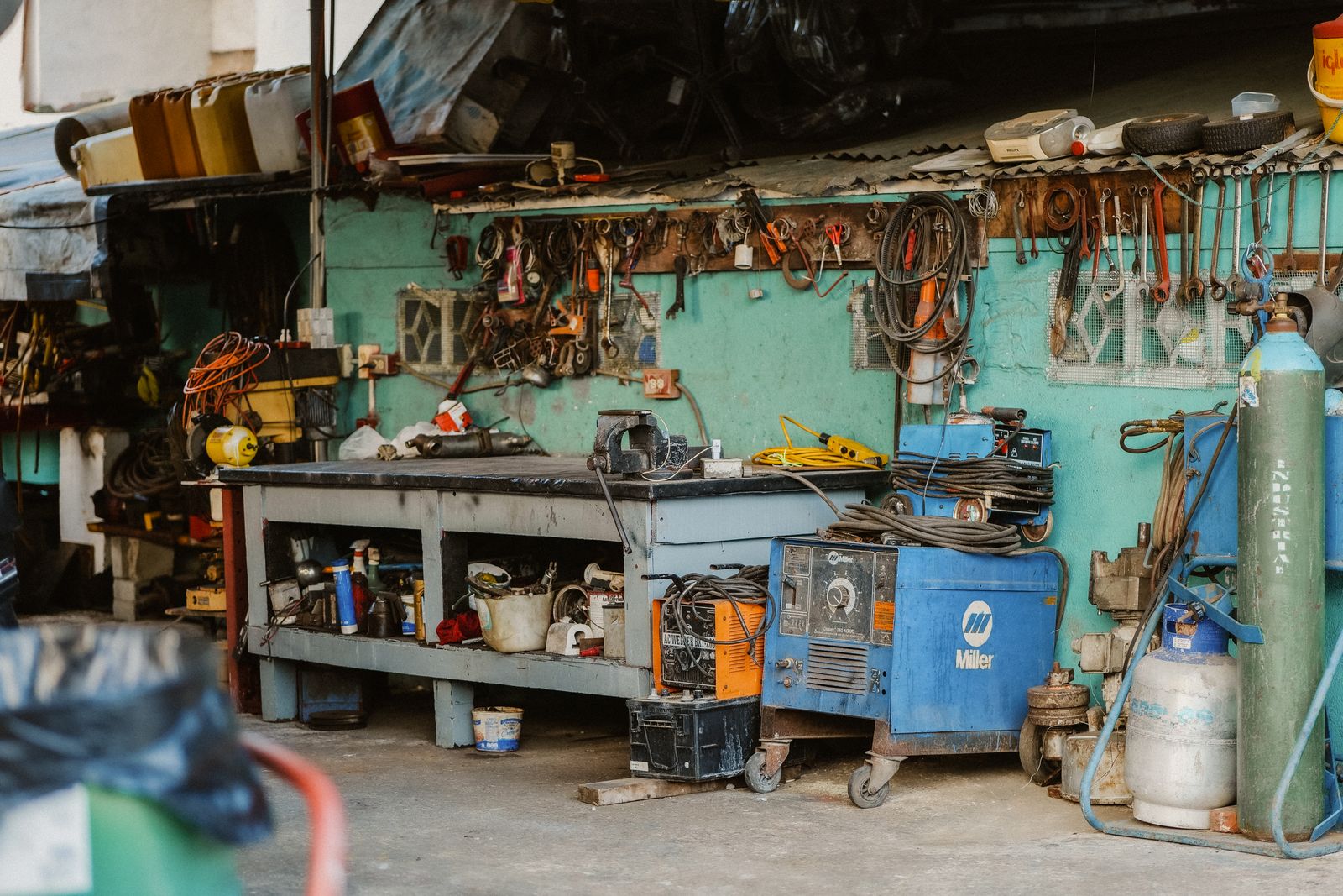 La bodega de refacciones al fondo del taller